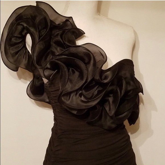 FABULOUS DRAMATIC LBD FORMAL♥️ - Picture 2 of 4